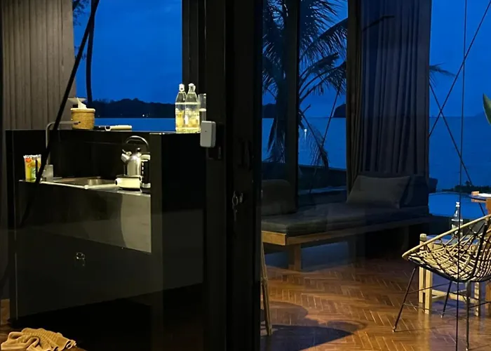 Deepspace Cabin On Quiet Beach