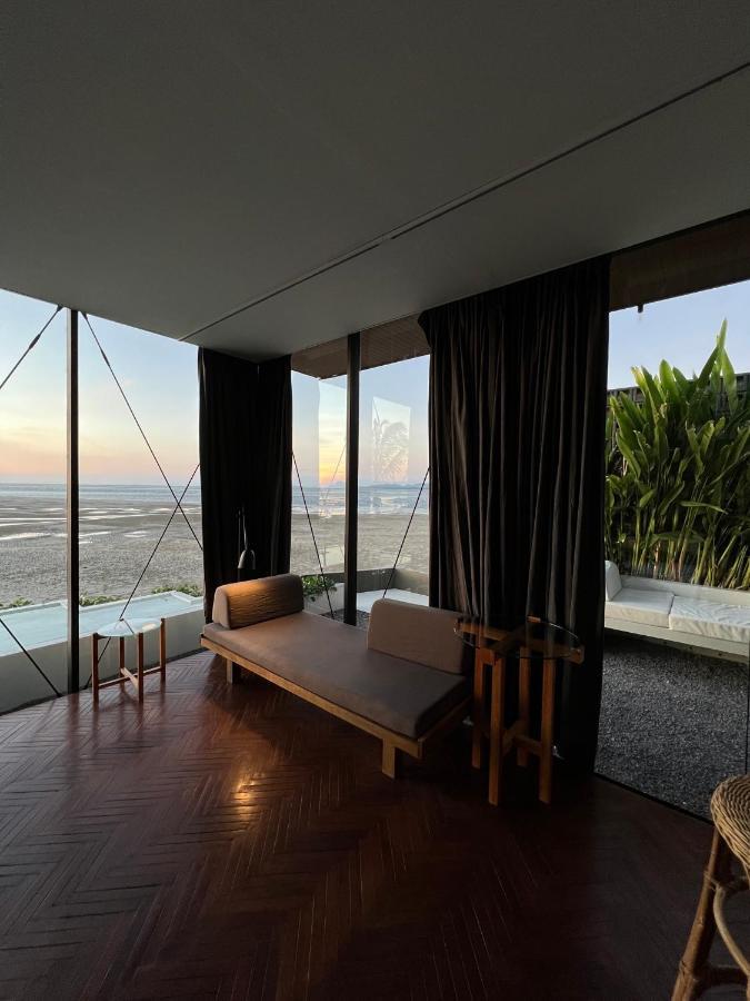 Deepspace On Quiet Villa *